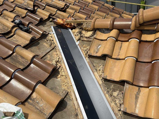 新しい棟板金の取り付け